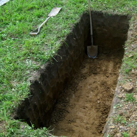 How to size the hole for the grave using the coffin as a guide